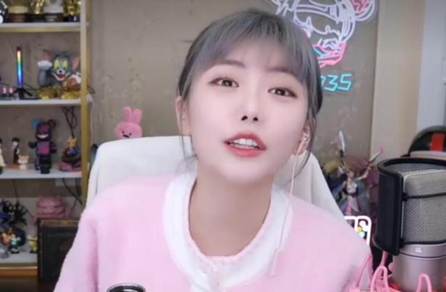 周淑怡直播里的女的，周淑怡旁邊的兩個(gè)主播？