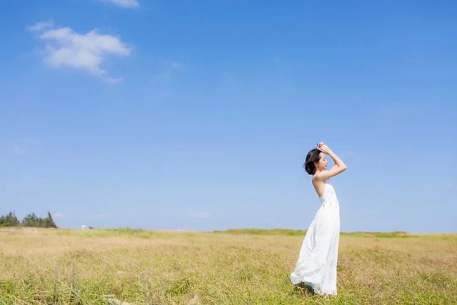 坐飛機發(fā)朋友圈幽默句子，坐飛機簡短精辟語句發(fā)朋友圈？