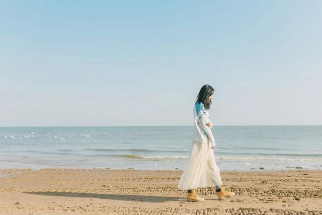 坐飛機發(fā)朋友圈幽默句子，坐飛機簡短精辟語句發(fā)朋友圈？