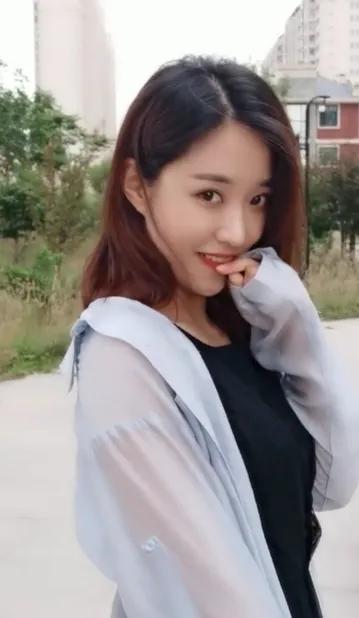 抖音美女千千萬(wàn)下一句是什么諷刺的，抖音美女千千萬(wàn)下一句是什么諷刺的歌曲？