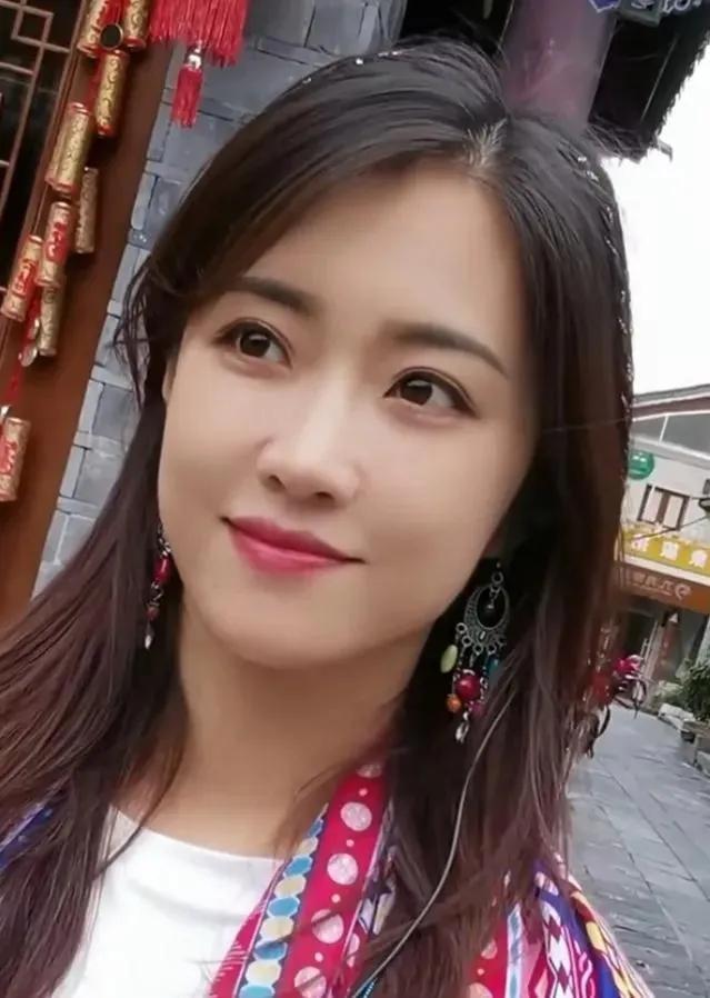 抖音美女千千萬(wàn)下一句是什么諷刺的，抖音美女千千萬(wàn)下一句是什么諷刺的歌曲？
