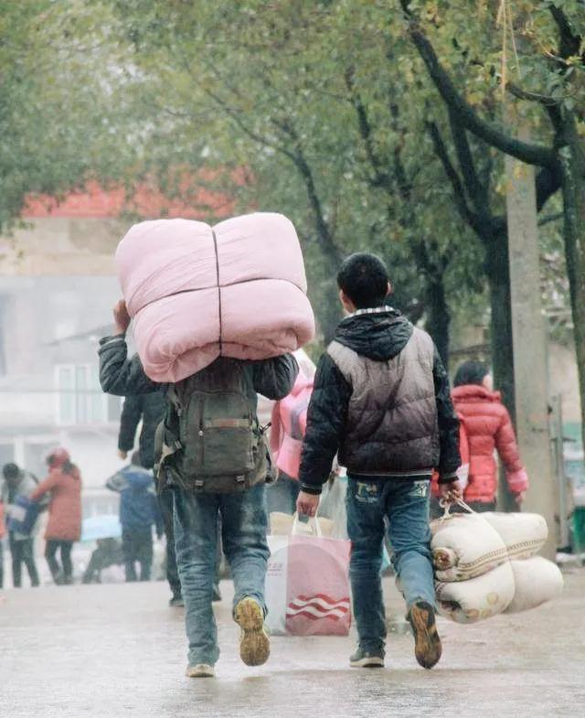 收舊衣服的怎么賺錢，想做收舊衣服的買賣哪里收？