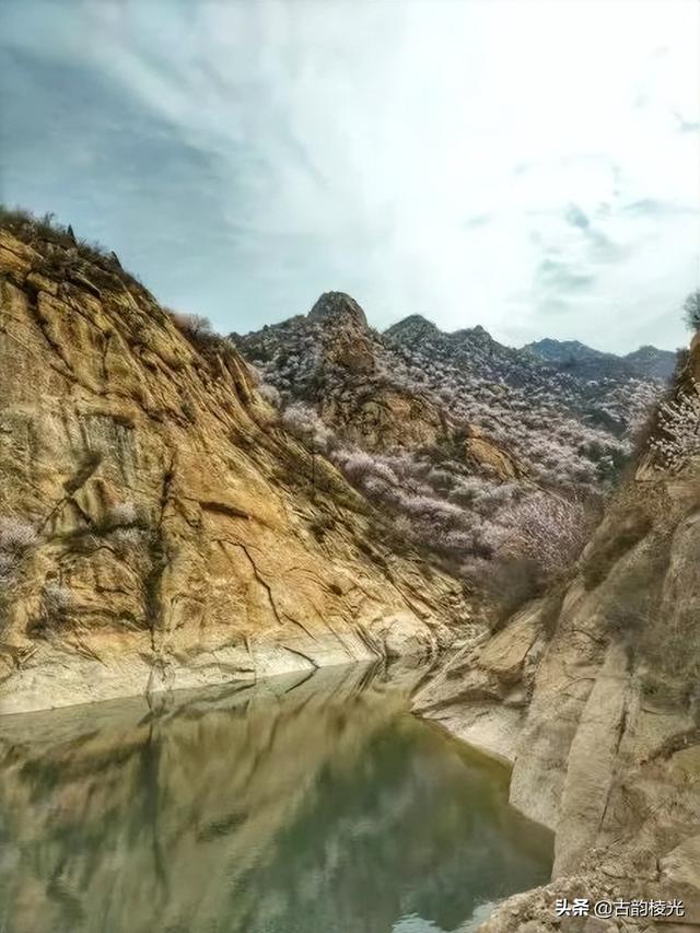 姐妹出去玩適合發(fā)朋友圈的句子沙雕，姐妹出去玩適合發(fā)朋友圈的句子沙雕圖片？