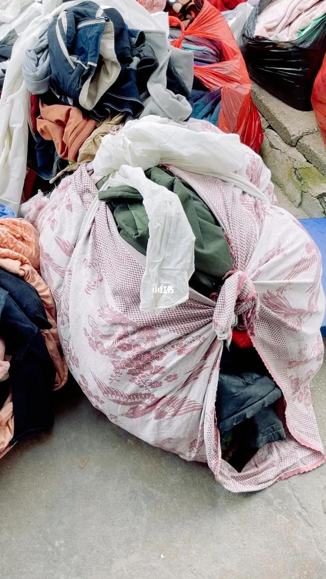 收舊衣服的怎么賺錢，想做收舊衣服的買賣哪里收？