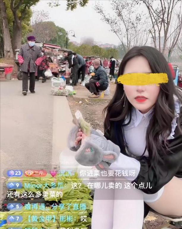 湖南美女穿著性感，在街邊直播賣菜，網(wǎng)友她賣的不是菜