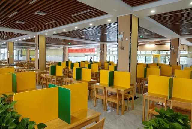 大學(xué)食堂最火爆的項(xiàng)目拌飯，大學(xué)食堂最火爆的項(xiàng)目牛肉飯？