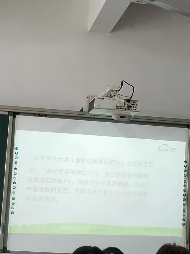 網(wǎng)絡的利弊英語作文80帶翻譯，互聯(lián)網(wǎng)的利弊英語作文120字？