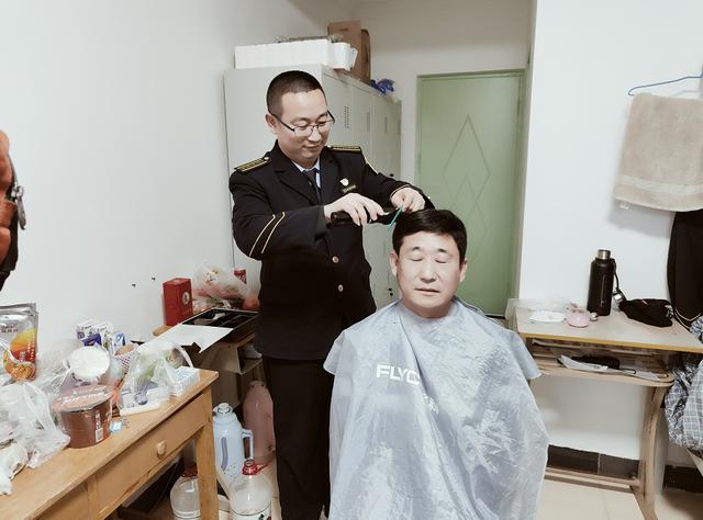 “兼職”理發(fā)師、按摩師，這位冬奧駕駛員“檔期”滿滿