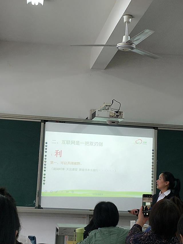 網(wǎng)絡的利弊英語作文80帶翻譯，互聯(lián)網(wǎng)的利弊英語作文120字？
