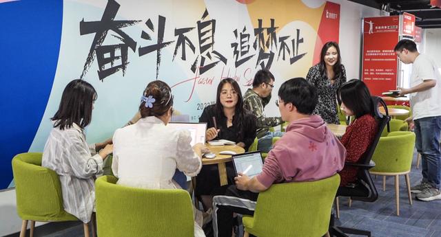 佳琦直播間蛋糕造型曉峰，佳琦直播間的模特都有誰？