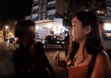 韓國(guó)女網(wǎng)紅印度街頭直播遭男子強(qiáng)吻，被網(wǎng)友罵為了熱度活該