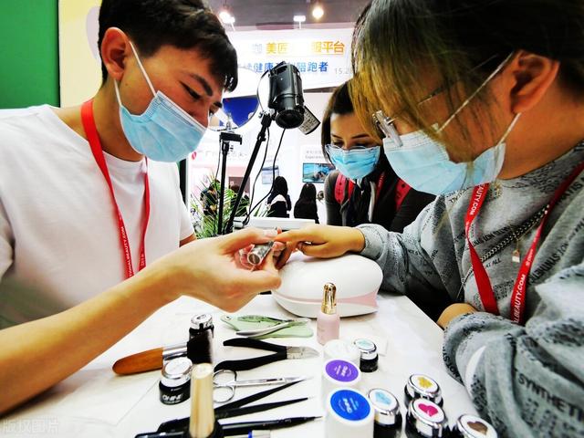 現(xiàn)在做美甲賺錢嗎女生，做美甲賺錢嗎好做嗎？