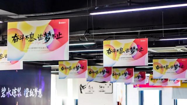佳琦直播間蛋糕造型曉峰，佳琦直播間的模特都有誰？