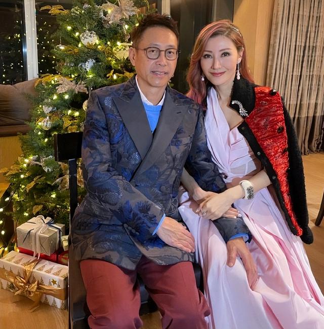 4年結(jié)婚紀(jì)念日發(fā)朋友圈圖片怎么發(fā)，結(jié)婚紀(jì)念日發(fā)朋友圈14周年圖片？"