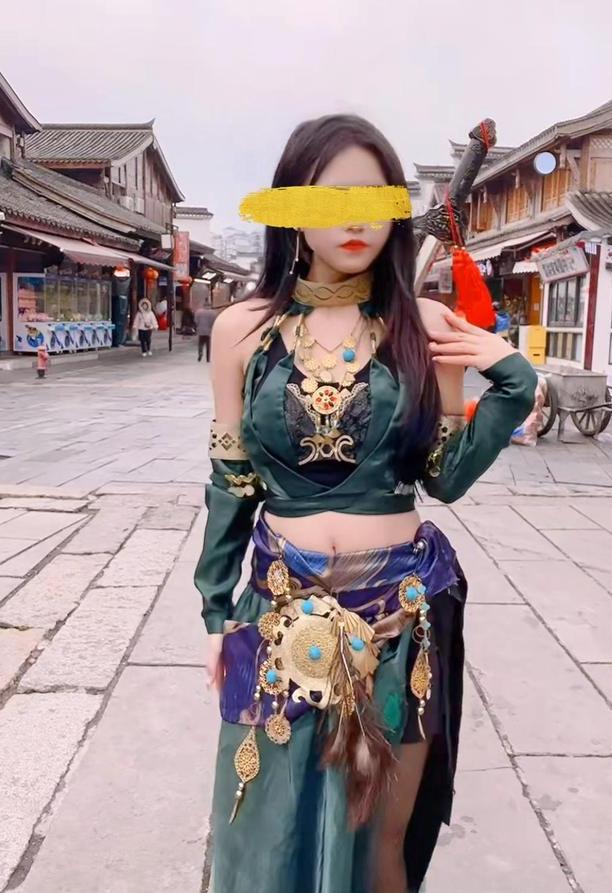 湖南美女穿著性感，在街邊直播賣菜，網(wǎng)友她賣的不是菜