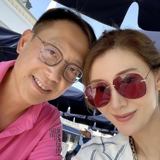 4年結(jié)婚紀(jì)念日發(fā)朋友圈圖片怎么發(fā)，結(jié)婚紀(jì)念日發(fā)朋友圈14周年圖片？"