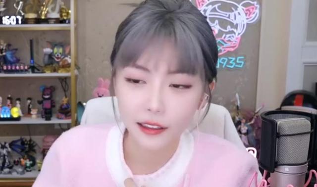 周淑怡直播里的女的，周淑怡旁邊的兩個(gè)主播？