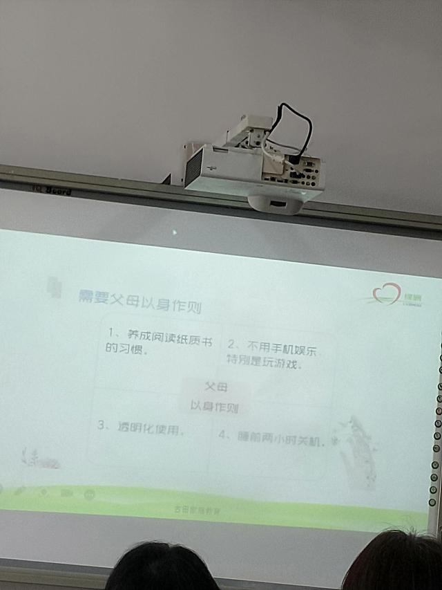 網(wǎng)絡的利弊英語作文80帶翻譯，互聯(lián)網(wǎng)的利弊英語作文120字？