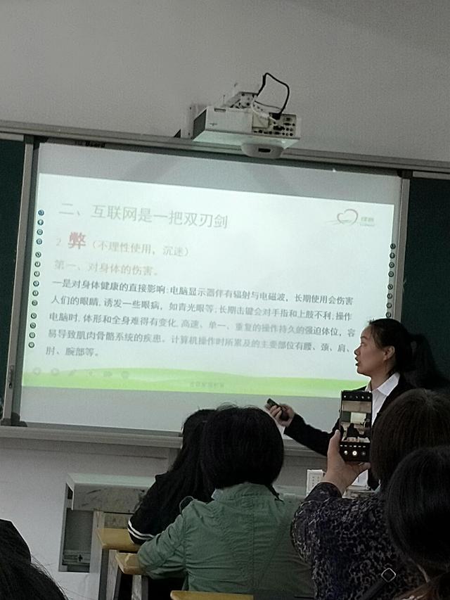 網(wǎng)絡的利弊英語作文80帶翻譯，互聯(lián)網(wǎng)的利弊英語作文120字？