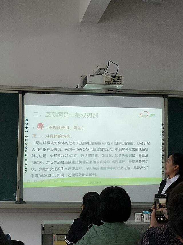 網(wǎng)絡的利弊英語作文80帶翻譯，互聯(lián)網(wǎng)的利弊英語作文120字？