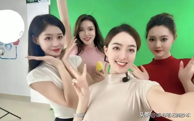 椰樹四美穿羽絨服直播跳操，穿椰子跳舞？