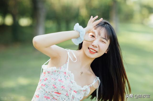 女生主動評論你朋友圈，朋友圈自動評論是怎么回事？
