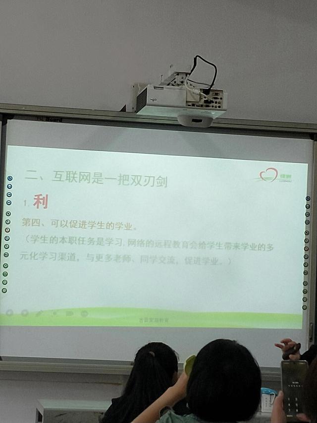 網(wǎng)絡的利弊英語作文80帶翻譯，互聯(lián)網(wǎng)的利弊英語作文120字？