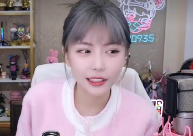 周淑怡直播里的女的，周淑怡旁邊的兩個(gè)主播？