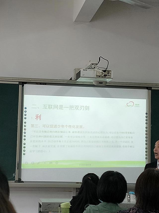 網(wǎng)絡的利弊英語作文80帶翻譯，互聯(lián)網(wǎng)的利弊英語作文120字？