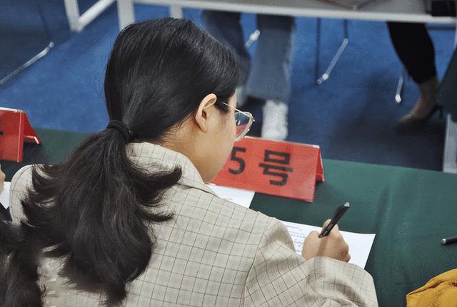 大學(xué)老師工資一般多少錢一個(gè)月（北京大學(xué)老師工資一般多少）