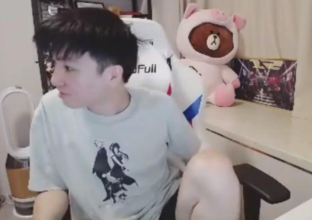 Letme單手和老婆solo，輸了直播懲罰親腳好惡心啊，還有腳毛