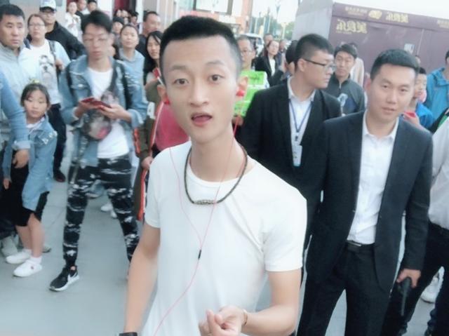 戶外勾搭直播多的app（戶外直播引發(fā)爭議，千萬粉絲網紅被點名批評，賬號慘遭平臺封禁）