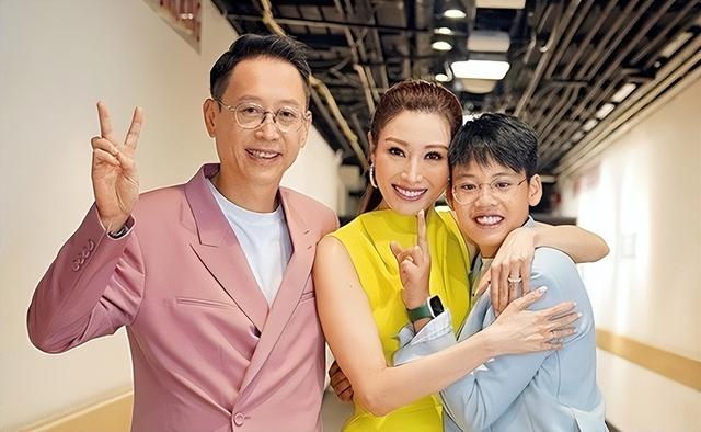 4年結(jié)婚紀(jì)念日發(fā)朋友圈圖片怎么發(fā)，結(jié)婚紀(jì)念日發(fā)朋友圈14周年圖片？"