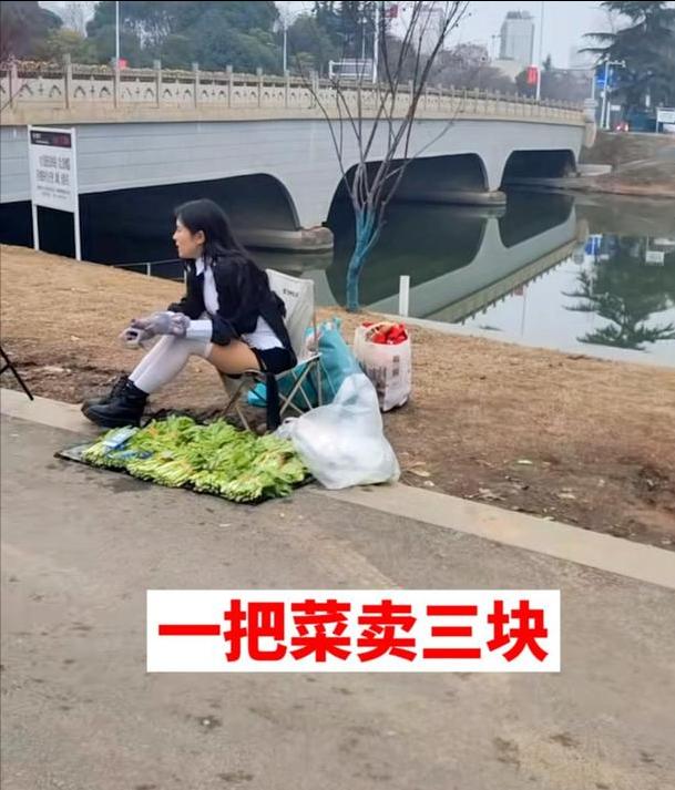 湖南美女穿著性感，在街邊直播賣菜，網(wǎng)友她賣的不是菜