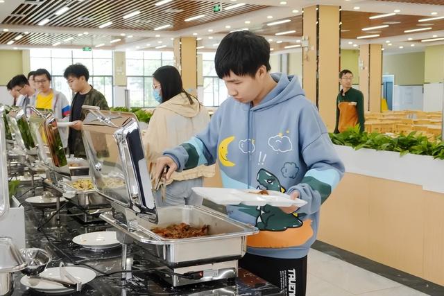 大學(xué)食堂最火爆的項(xiàng)目拌飯，大學(xué)食堂最火爆的項(xiàng)目牛肉飯？