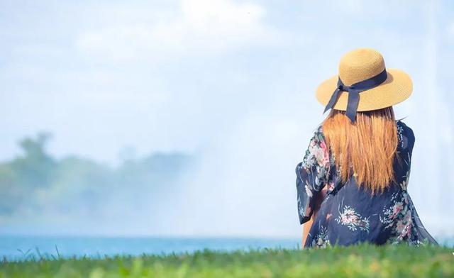 坐飛機發(fā)朋友圈幽默句子，坐飛機簡短精辟語句發(fā)朋友圈？