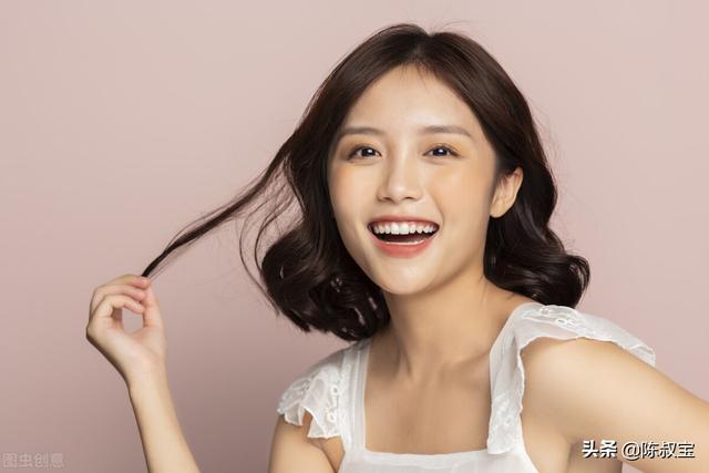 女生主動評論你朋友圈，朋友圈自動評論是怎么回事？