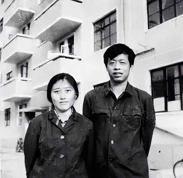 我愛(ài)你就像飛蛾撲向火是什么歌抖音，抖音上很火的你的愛(ài)就像？