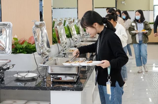 大學(xué)食堂最火爆的項(xiàng)目拌飯，大學(xué)食堂最火爆的項(xiàng)目牛肉飯？