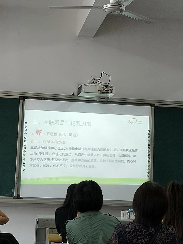 網(wǎng)絡的利弊英語作文80帶翻譯，互聯(lián)網(wǎng)的利弊英語作文120字？