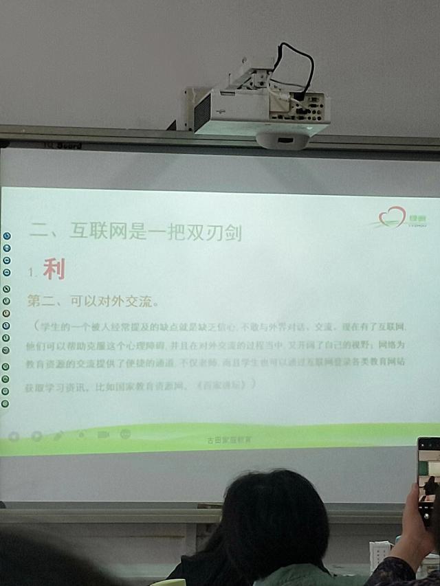 網(wǎng)絡的利弊英語作文80帶翻譯，互聯(lián)網(wǎng)的利弊英語作文120字？